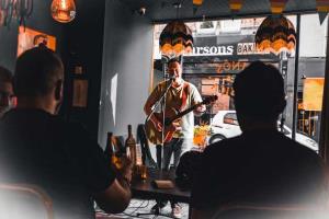 Photo of the artist Chris Clarke