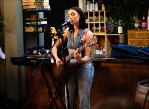 Photo of the artist Maddi May