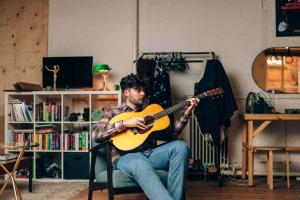 Photo of the artist Simon Howard